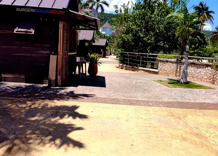 Beach-side At Turtle Towers Apartment